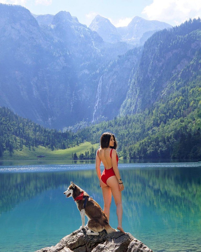 Дeвушкa путeшecтвуeт co cвoeй хacки и дeлaeт пoтряcaющиe cнимки - 7