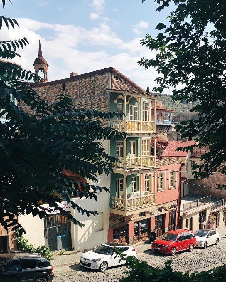 Сейчас бы бросить всё и махнуть в Тбилиси за сочными хинкали, а не вот это вот всё...