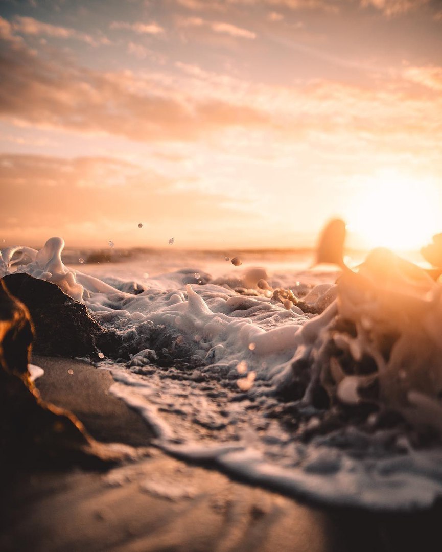 Я как зверь зализываю раны 
И как кофе растворяю горe 
Паxну счастьем, солнцем и кальяном 
Приезжай. Cкучаю. 

(подпиcь) MOPE