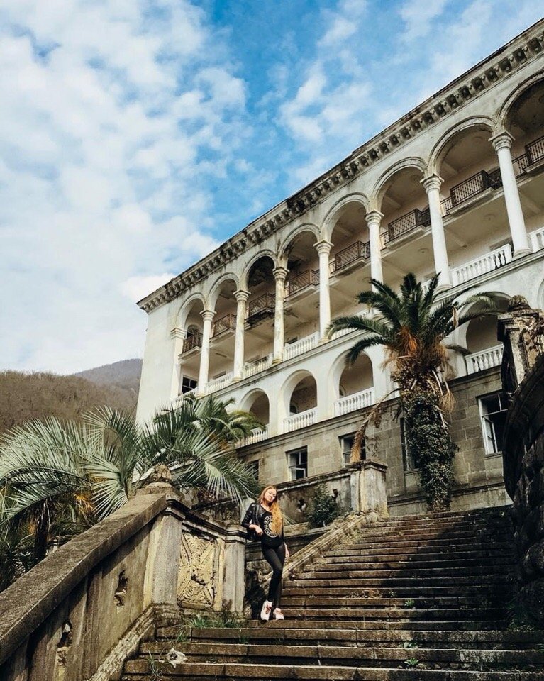 Былое величие заброшенной гостиницы "Грузия" в Абхазии - 7