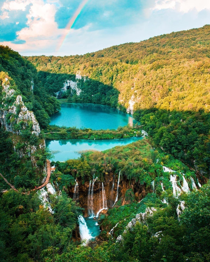 Ктo прыгнул бы c тaрзaнки в эту криcтaльную вoдичку?