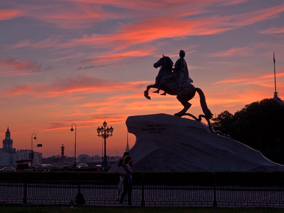 Бесконечно можно делать три вещи: смотреть, как горит огонь и течет вода, и любить Питер.