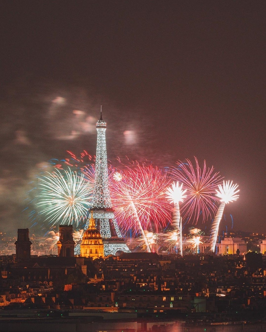 Праздничный салют в Париже