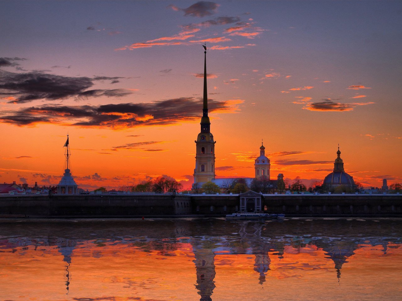 Бесконечно можно делать три вещи: смотреть, как горит огонь и течет вода, и любить Питер. - 7