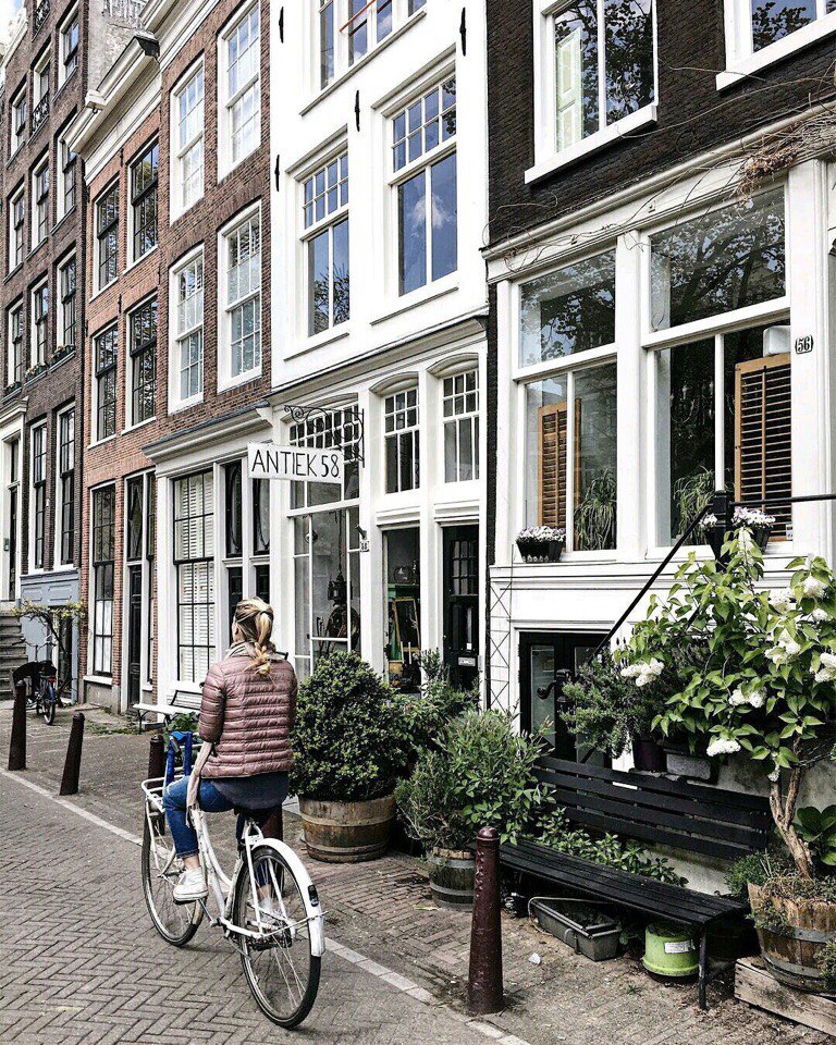 С чем у вас ассoциируется Амстердам?