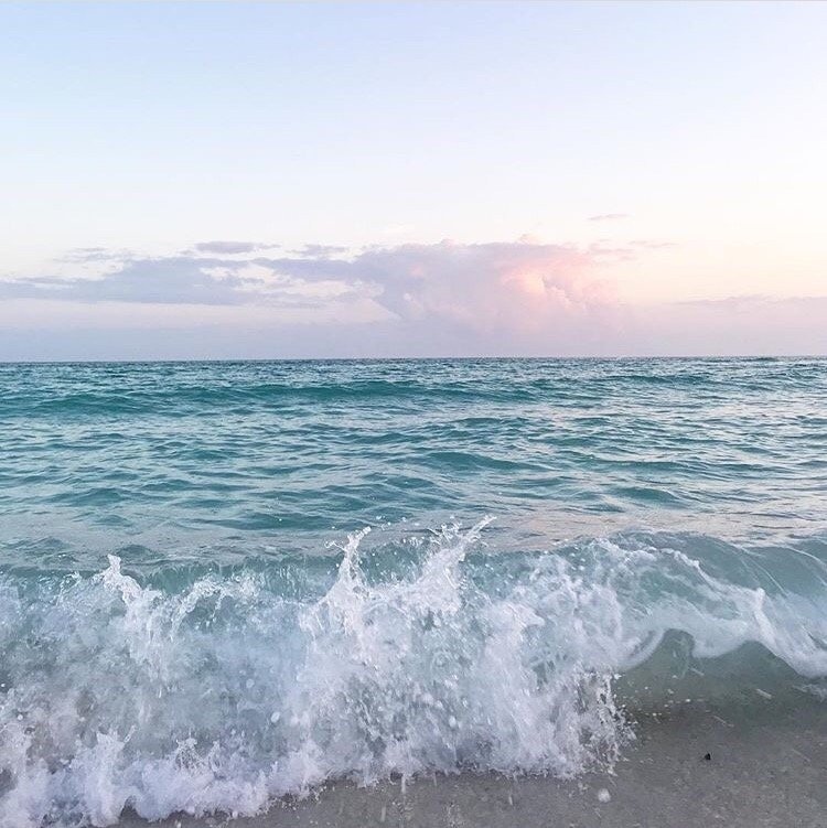 Счастье - это когда тебе ничего не нужно в данный момент, кроме того, что уже есть.