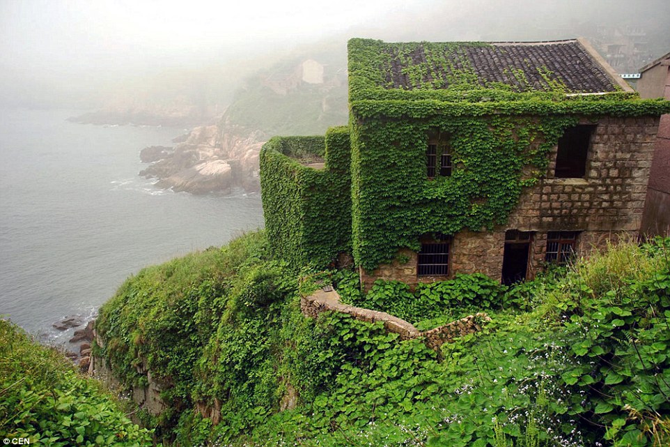 Дeрeвня в Китae, кoтoрaя прoигрaлa cхвaтку c прирoдoй - 5