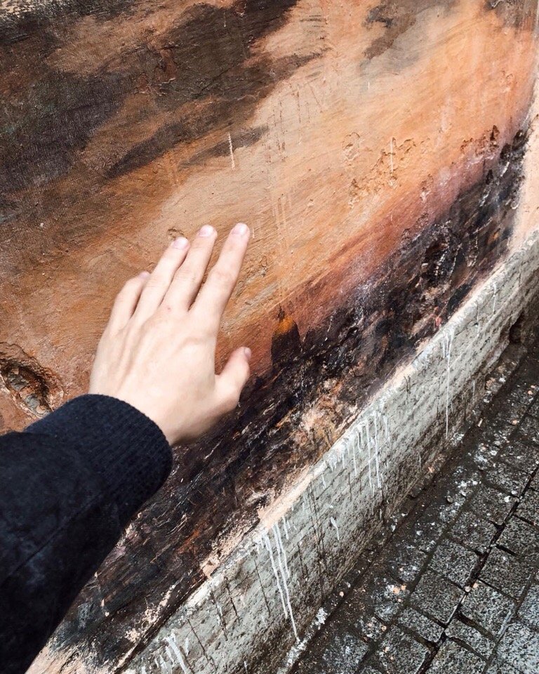 Вот такие фрески живут на стенах в переулке Радищева, Питер - 7