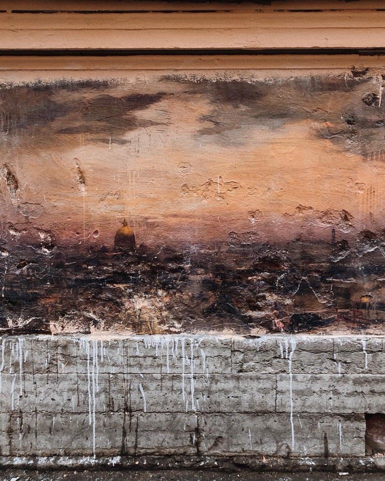 Вот такие фрески живут на стенах в переулке Радищева, Питер - 6