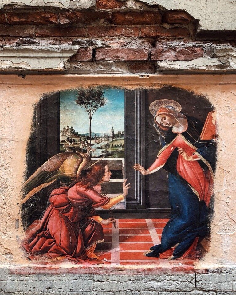 Вот такие фрески живут на стенах в переулке Радищева, Питер