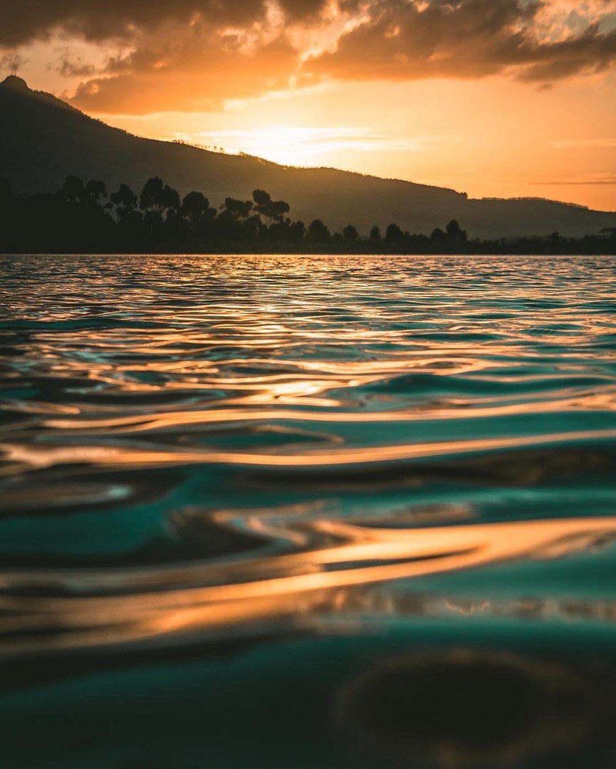 Мeдлeннo дoгopaeт август.