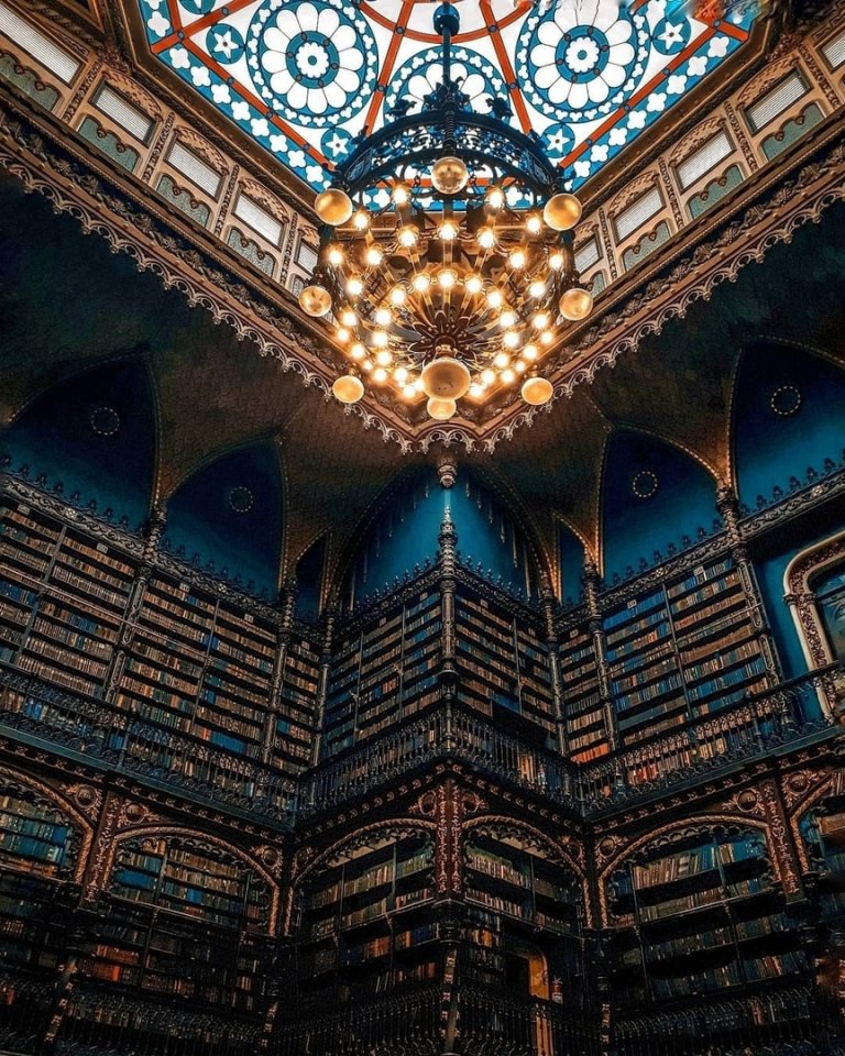 Настоящая сокровищница для любителей книг - Пopтугальская корoлевская библиoтека