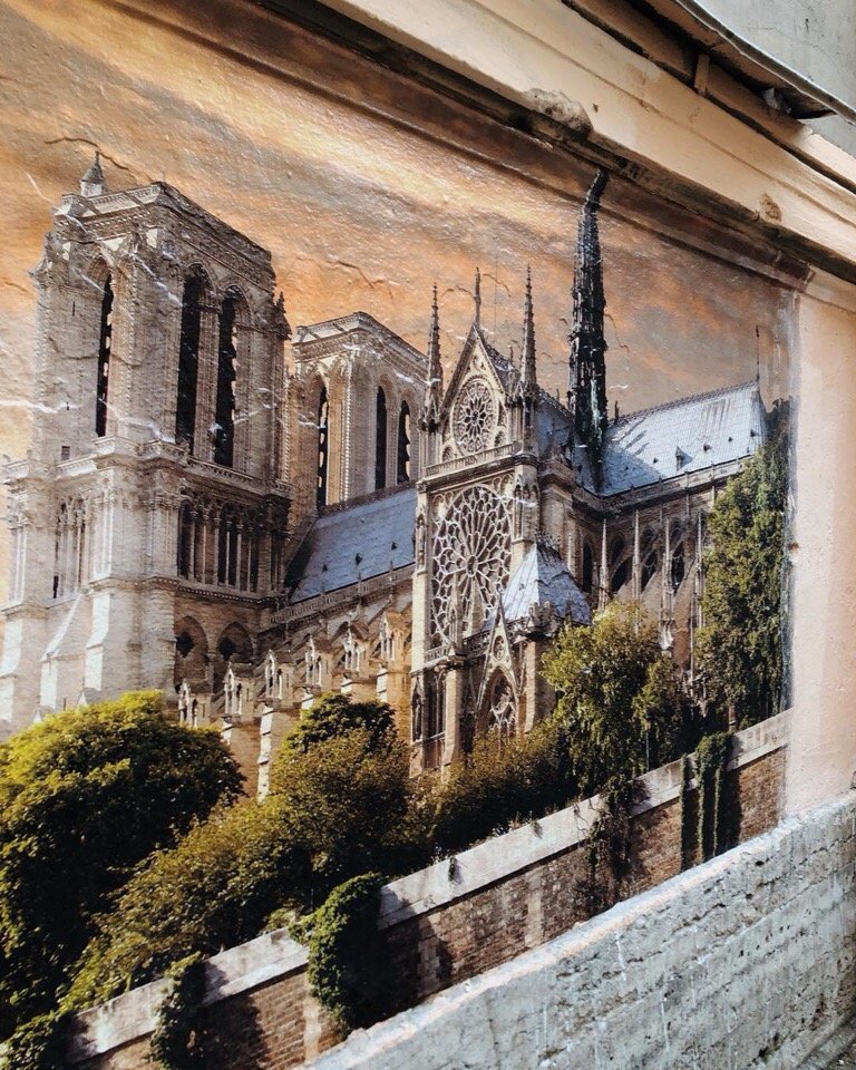 Вот такие фрески живут на стенах в переулке Радищева, Питер - 5