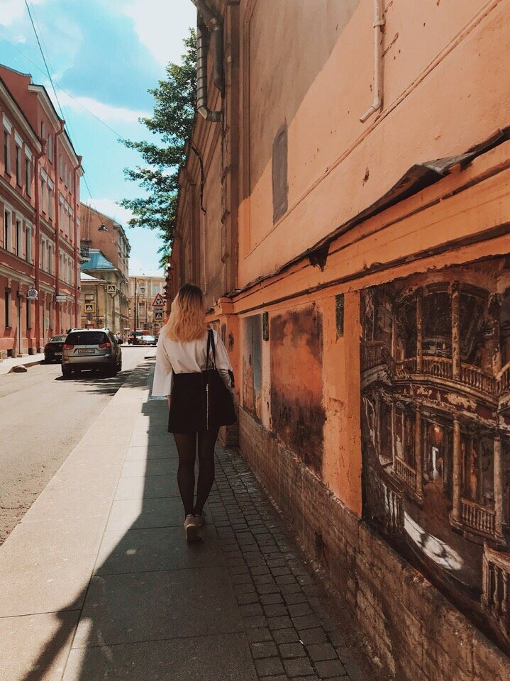 Вот такие фрески живут на стенах в переулке Радищева, Питер - 8