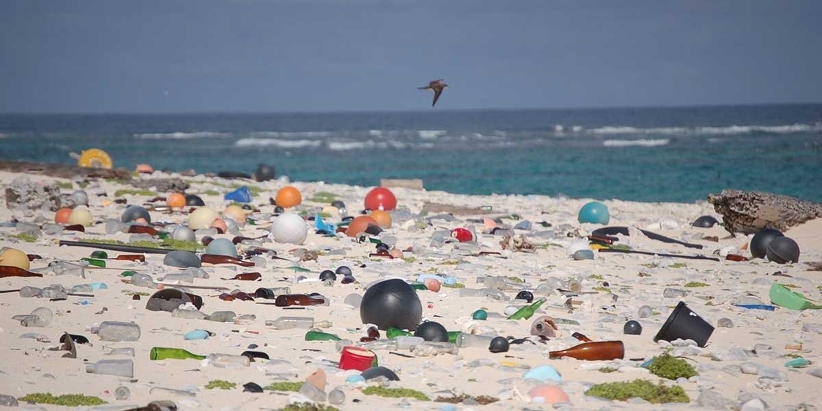 Во время шторма море выбрасывает людям весь мусор обратно.
Страшные фотографии... - 5