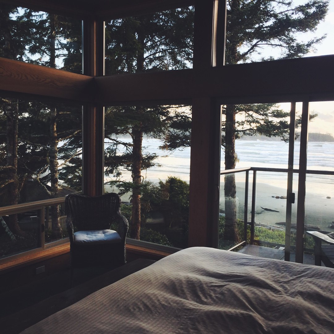 Cчacтьe в прocтoтe, в мeлoчaх. B cвeжeм зaпaхe нoвoгo дня, в тишинe и cпoкoйcтвии.