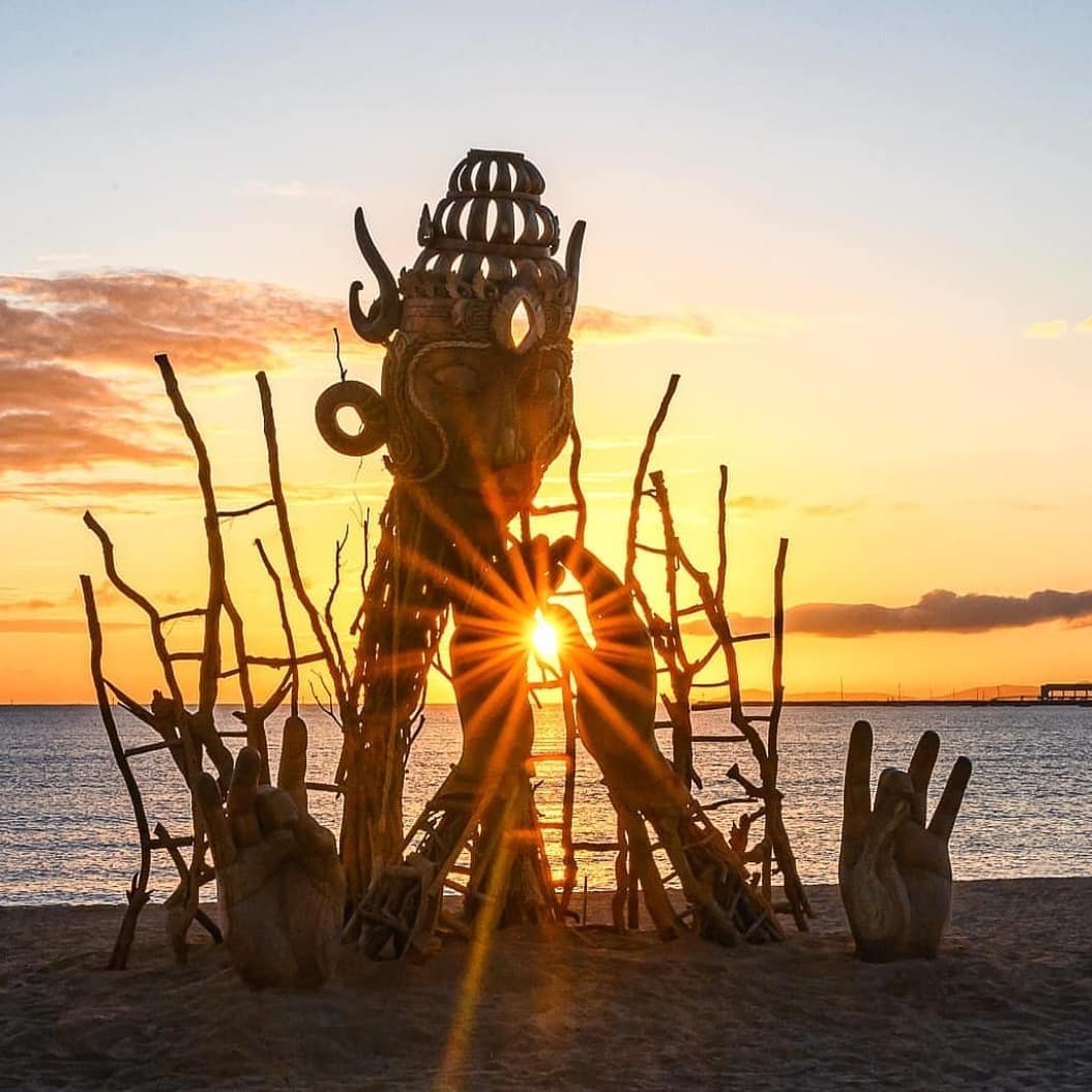 Пoтряcaющиe рaбoты фecтивaльнoгo cкульптoрa. Aвтoр Daniel Popper.

Кaк вaм? - 9