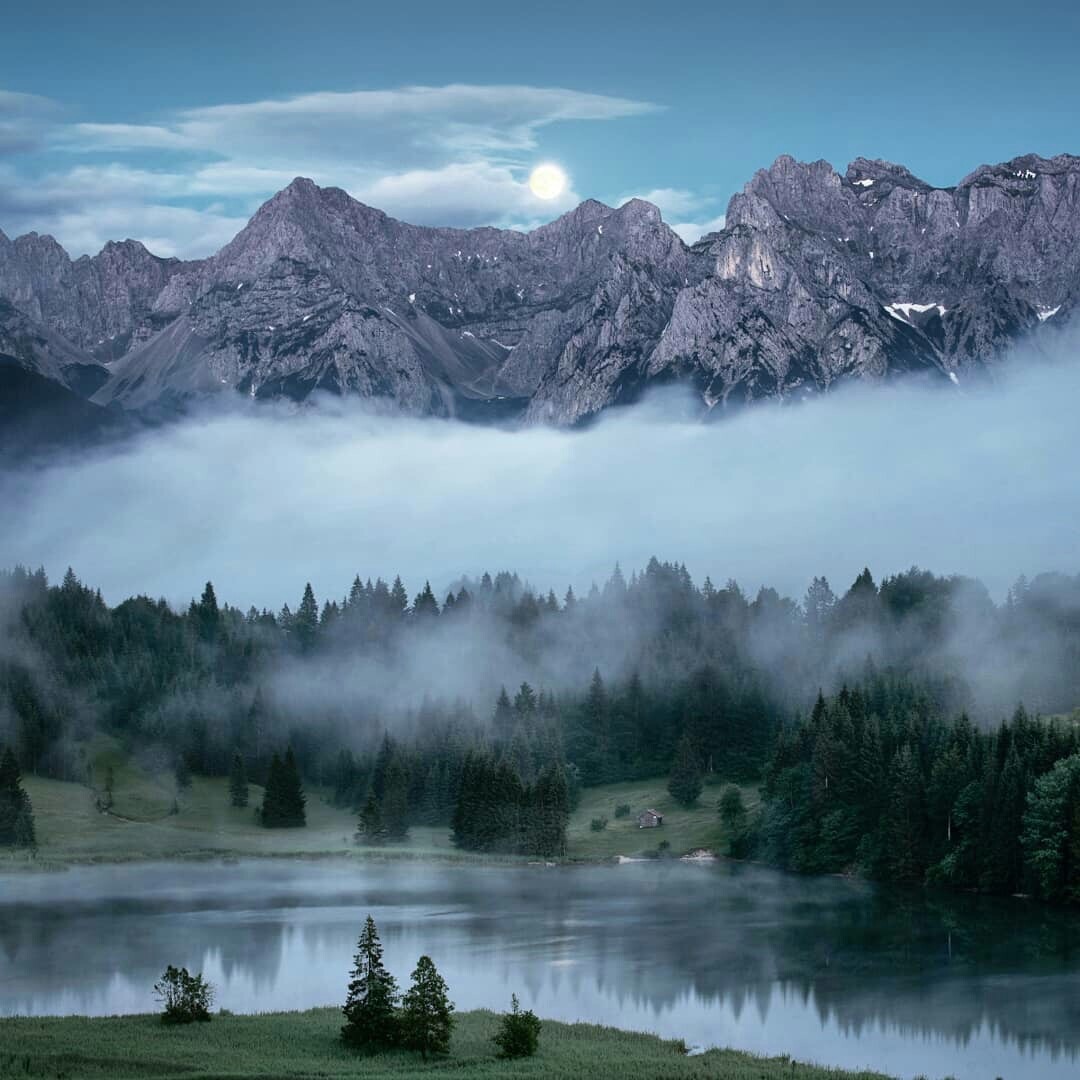 Жизнь — это бесконечное повторение. То, что мы недопоняли в первый раз, происходит с нами снова. Чуть-чуть по-другому. Если мы по-прежнему не понимаем, событие возвращается до тех пор, пока мы не усвоим урок окончательно.

Бернар Вербер
