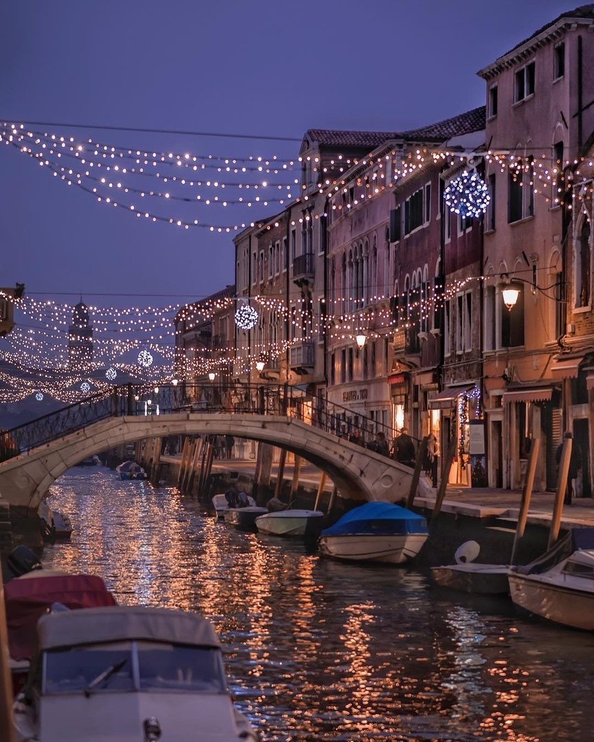 Вечерний город на воде