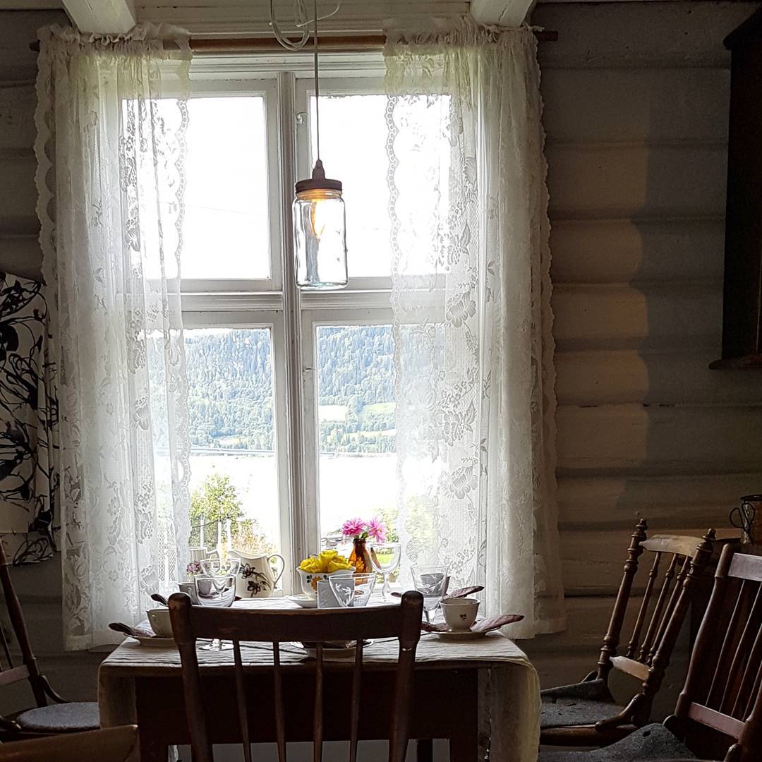 Чтобы стать счастливым, надо избавиться от всего лишнего. От лишних вещей, лишней суеты, а самое главное, - от лишних мыслей.

Дэниел Шеллабаргер - 5