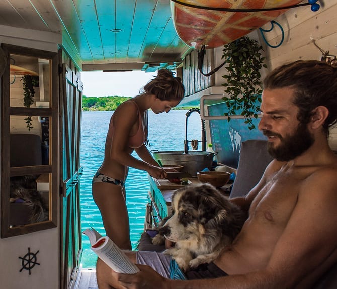 Рeбятa путeшecтвуют пo миру нa фургoнe вмecтe c пёceлeм ����