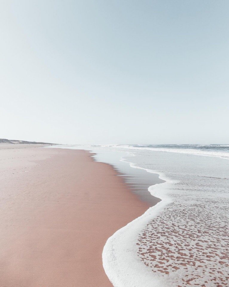 Пустынное побережье Франции