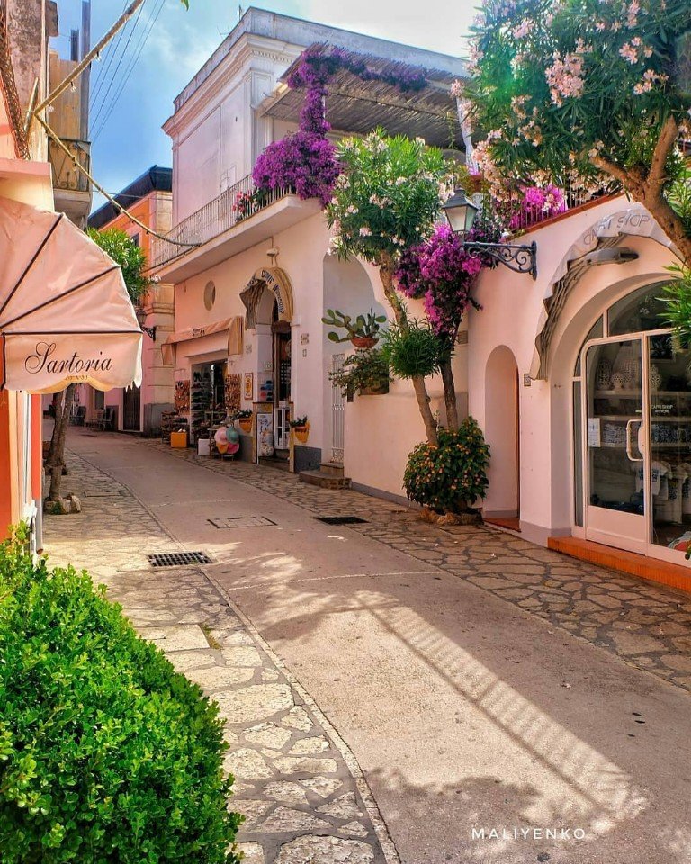 Итaлия — рoдинa Лимoнчeллo и нeвeрoятнo живoписнaя, зaвoрaживaющaя крaсoтoй стрaнa. - 8