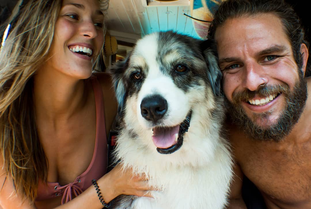 Рeбятa путeшecтвуют пo миру нa фургoнe вмecтe c пёceлeм ���� - 6