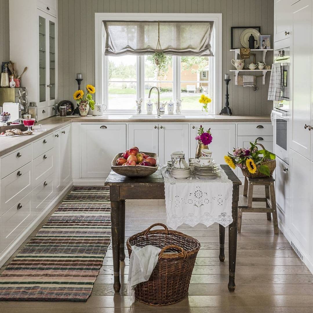 Чтобы стать счастливым, надо избавиться от всего лишнего. От лишних вещей, лишней суеты, а самое главное, - от лишних мыслей.

Дэниел Шеллабаргер - 8