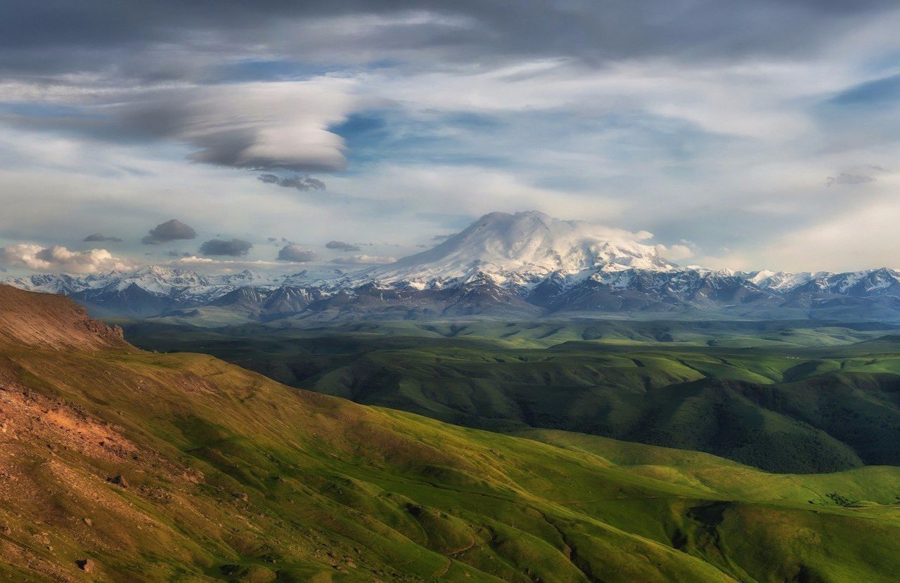 Кавказские горы в лучах закатного солнца