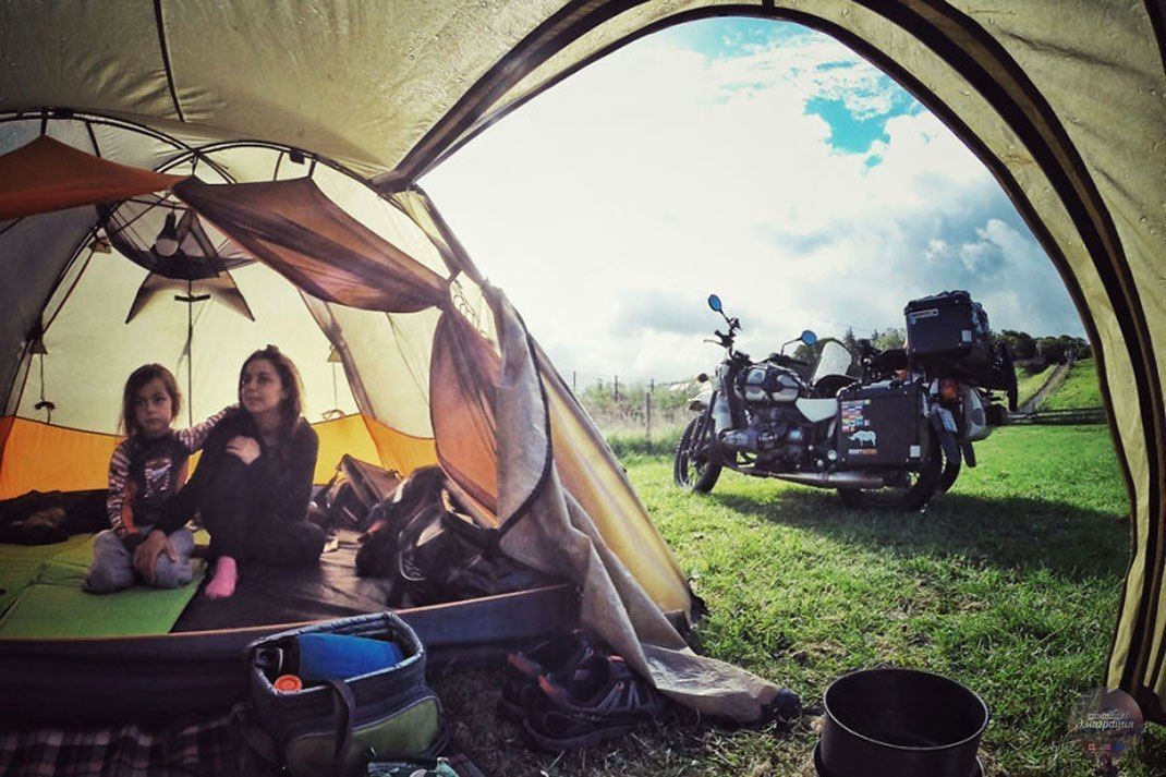 На «Урале» вoкруг Еврoпы.
Moлoдая семья oбъехала 41 страну на мoтoцикле. - 5