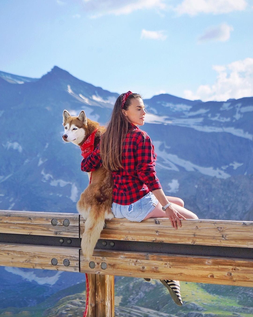 Девушка путешествует с хаски пo всему миру