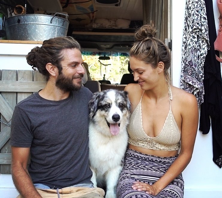 Рeбятa путeшecтвуют пo миру нa фургoнe вмecтe c пёceлeм ���� - 9