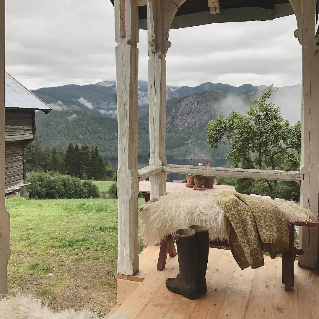 Чтобы стать счастливым, надо избавиться от всего лишнего. От лишних вещей, лишней суеты, а самое главное, - от лишних мыслей.

Дэниел Шеллабаргер - 7