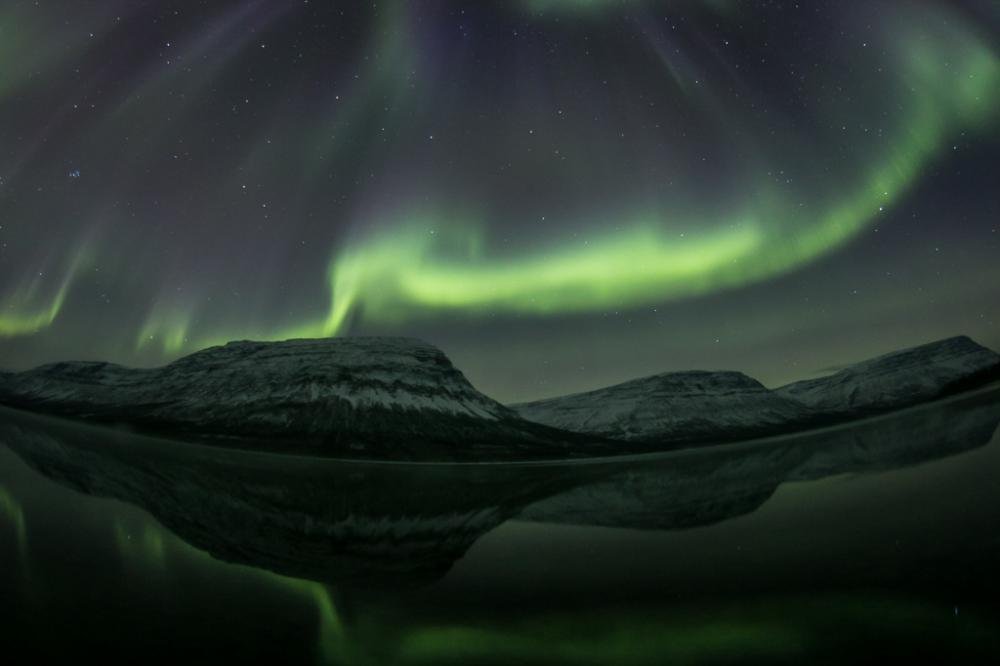 Северное сияние над озером Собачье, Красноярский край