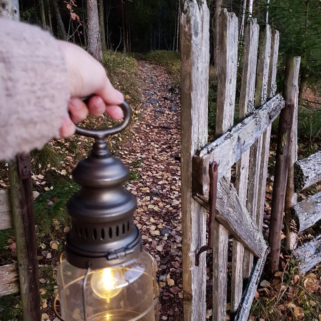 Чтобы стать счастливым, надо избавиться от всего лишнего. От лишних вещей, лишней суеты, а самое главное, - от лишних мыслей.

Дэниел Шеллабаргер