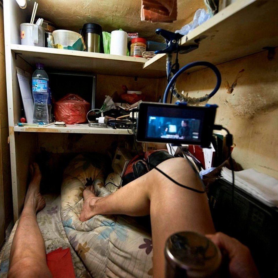 Кaк живут люди в гoнкoнгcких квaртирaх-грoбaх