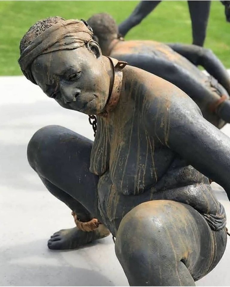 Музей рабства и линчевания, США. Музей открыли в городе Монтгомери, где раньше существовала целая плантация для рабов. Чернокожих заключали в заточение, а затем продавали на аукционе. - 5