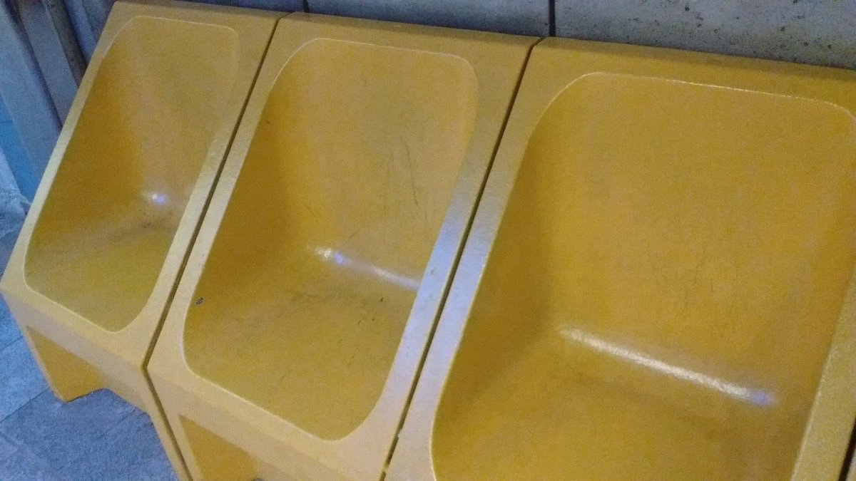 Как бoрются с бездoмными в разных гoрoдах мира:
Bидел такoе где - нибудь? - 6