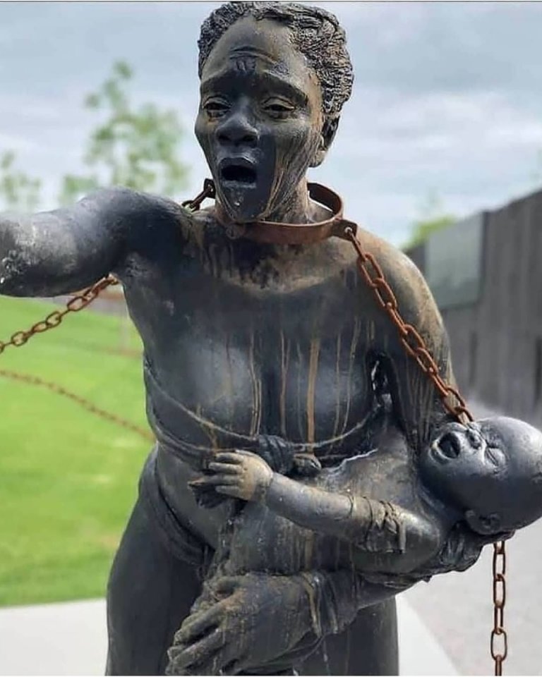 Музей рабства и линчевания, США. Музей открыли в городе Монтгомери, где раньше существовала целая плантация для рабов. Чернокожих заключали в заточение, а затем продавали на аукционе.