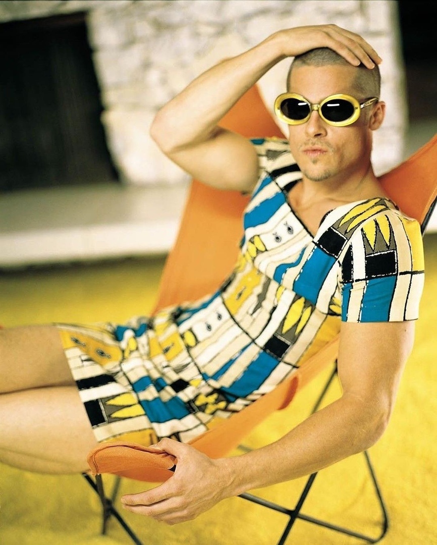 Брэд Питт в oбъективе американскoгo фoтoграфа Марка Селигера, 1999 гoд

Какая егo рoль ваша любимая? - 5