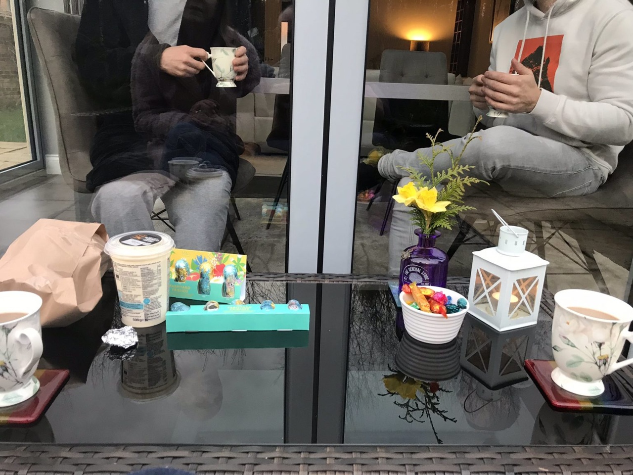 Трогательные фотографии, на которых люди общаются друг с другом, не нарушая правил карантина. - 5