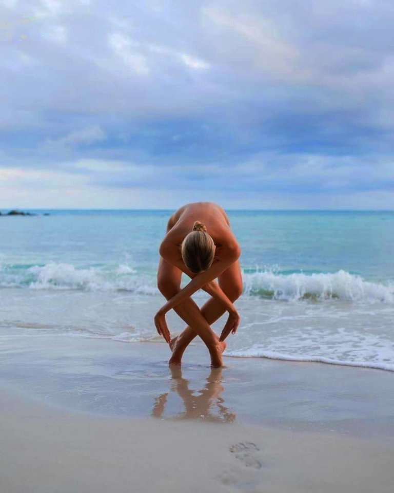 Инструктор по йоге делает вот такие интересные фото на фоне красивых пейзажей. Как вам? - 5