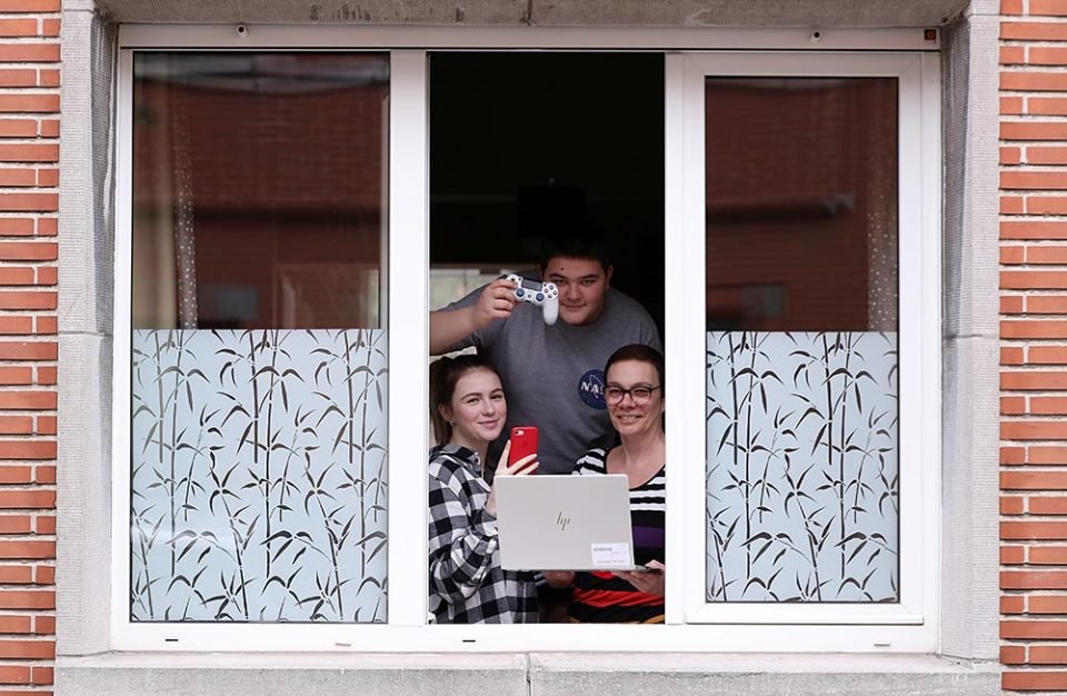 Фотограф снимает жителей Брю��селя во время карантина, которые показывают ему свои самые любимые вещи. - 5