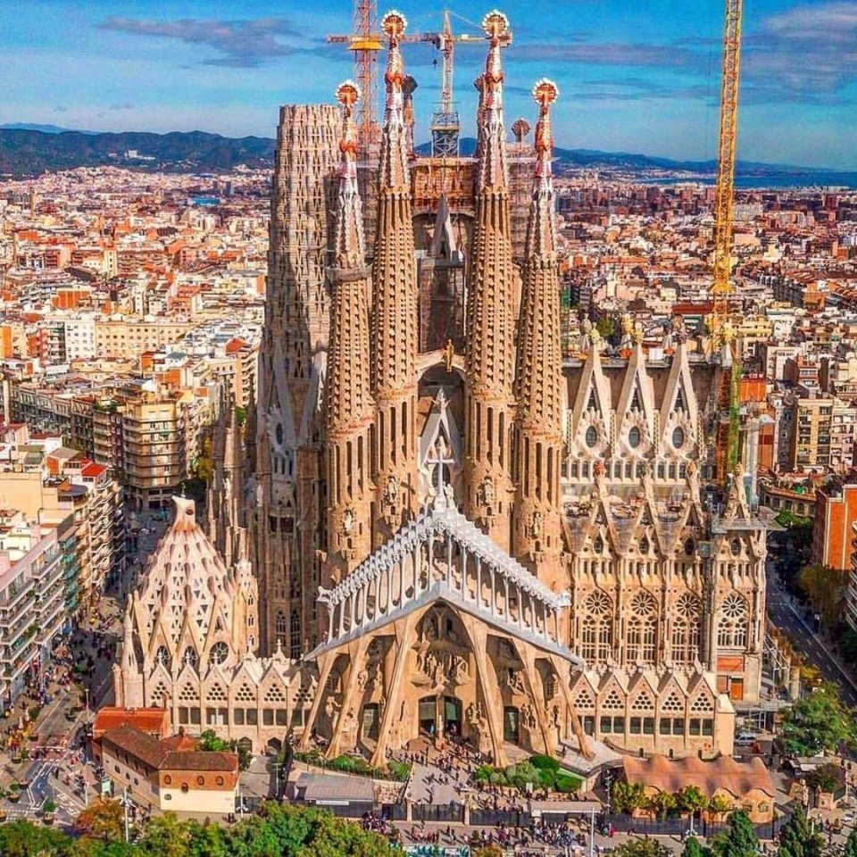 Прекрасные творения великого Гауди