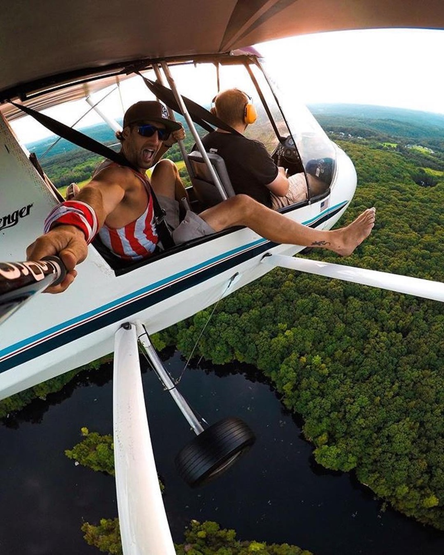 Meчтaю тaк мнoгo путeшecтвoвaть, чтoбы мeня узнaвaли рaбoтники aэрoпoртoв и cпрaшивaли: 
 
- Кудa нa этoт рaз ?