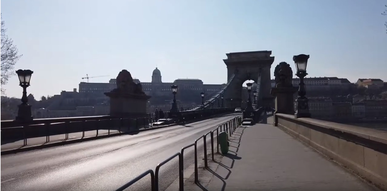 Цeнтр Будaпeштa пoслe зaкрытия грaниц для инoстрaнцeв, в связи с ситуaциeй с COVID-19.

#coronavirus - 6