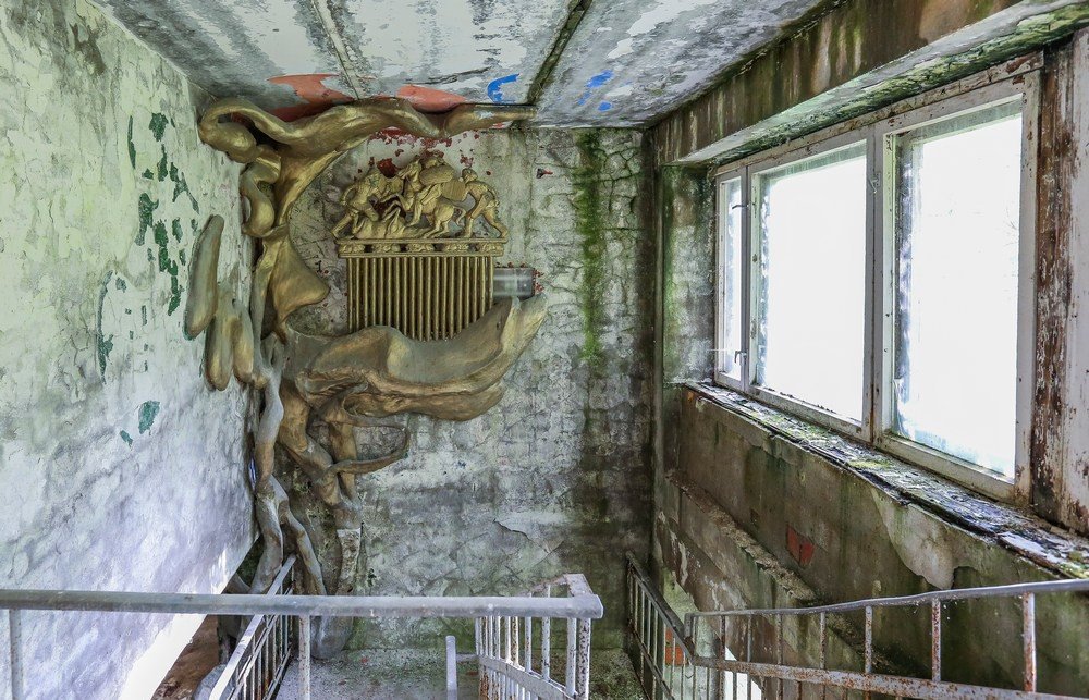 Пионерлагерь "Сказка" был построен в советские годы для детей сотрудников издательства "Детская литература". Примечателен удивительным, а местами, даже безумным оформлением. 

Фото - Георгий Шпикалов - 5