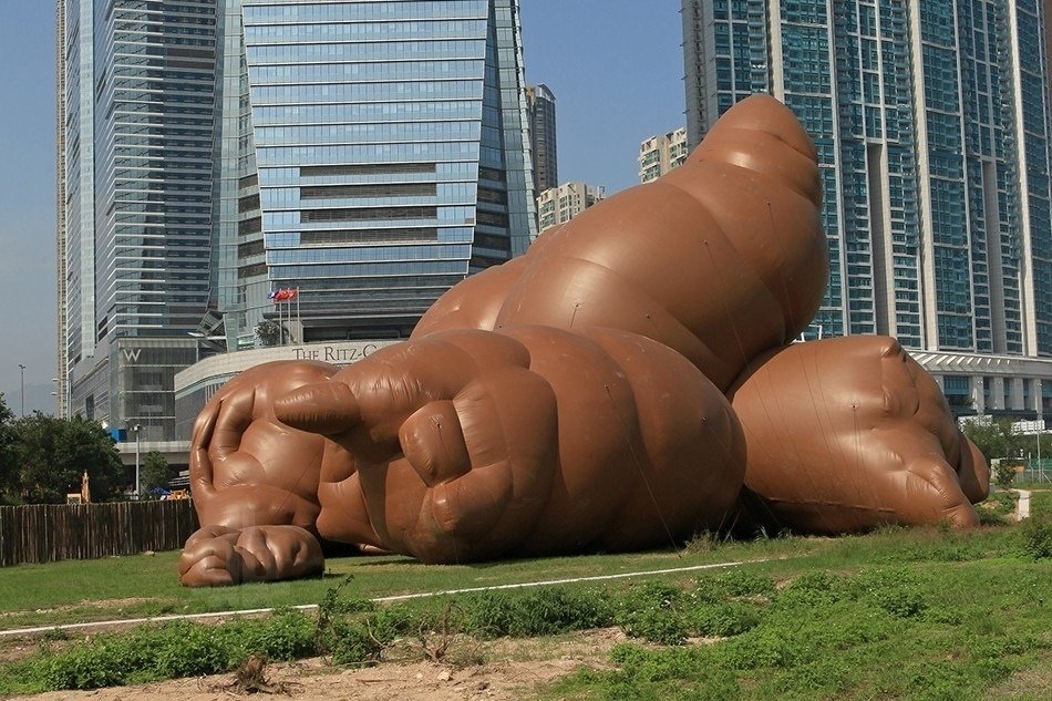 Инсталляция в Гонконге, которую посвятили всем безответственным владельцам собак