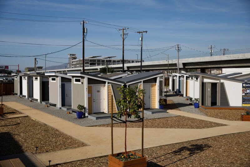 В Калифорнии открыли поселение для бездомных. 40 домиков площадью 7.5 кв. метров и один общий клубный домик находятся на огороженной и охраняемой территории. Как вам? - 5